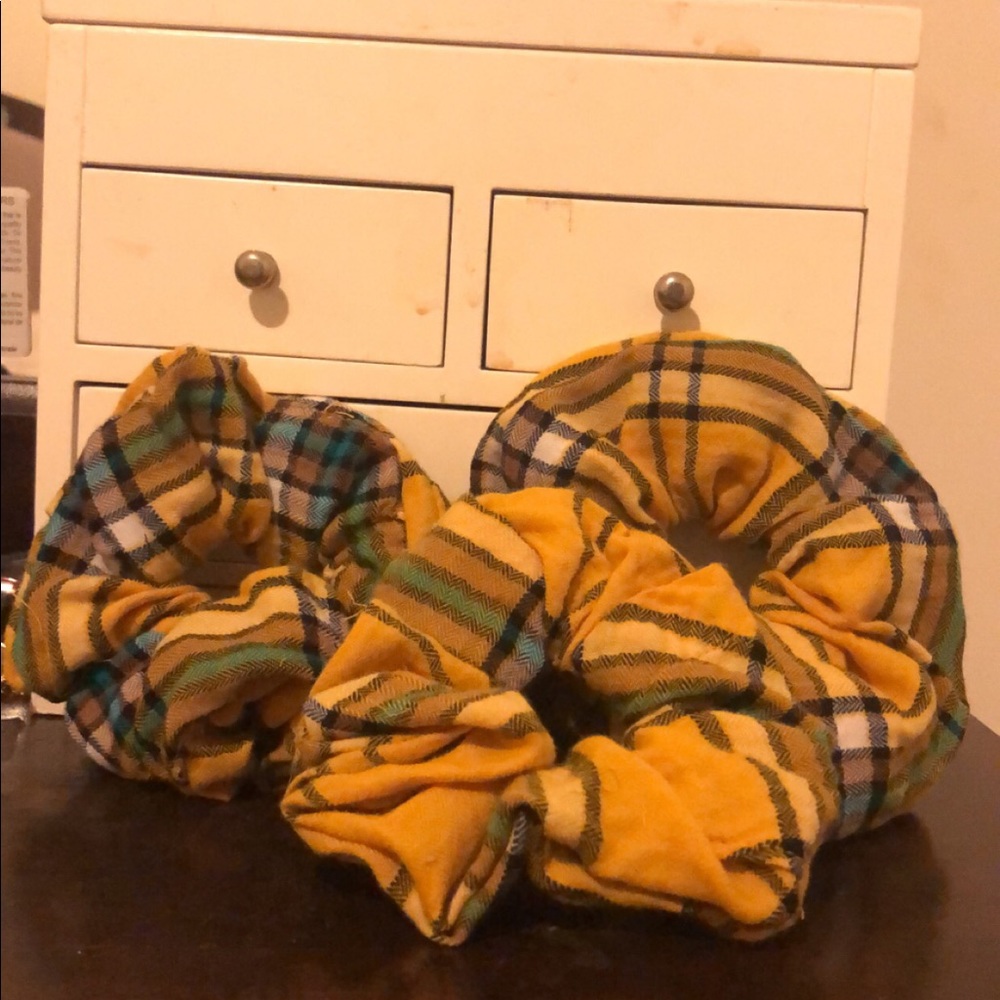 Fannel Scrunchhies💛💙